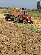 Собирање на балирано сено во село Црешево