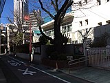 西側公道から校舎を見る（2015年2月撮影）