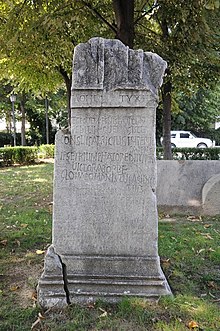 Photographie des restes d'un monument en pierre.