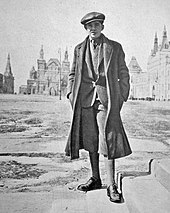 Photographie en noir et blanc d'un jeune homme posant sur la place rouge à Moscou.