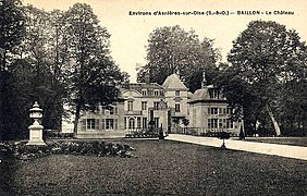 Le château de Baillon au début du XXe siècle, côté est. À gauche et à droite de la grille, les pavillons, situés en fait à une dizaine de mètres du bâtiment principal.