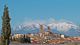 Gezicht op Elne; op de achtergrond het Massif du Canigou