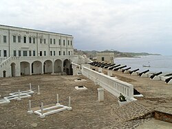 A Cape Coast-i vár belső udvara és a délkeletre néző várfal. A vár a Világörökség része.