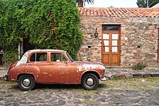 Auto clásico estacionado en la Calle Real, dentro del casco histórico