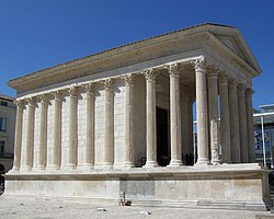 A Maison Carrée oldalnézetben