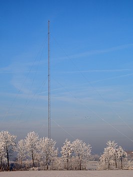 De 196 meter hoge zendmast in de winter