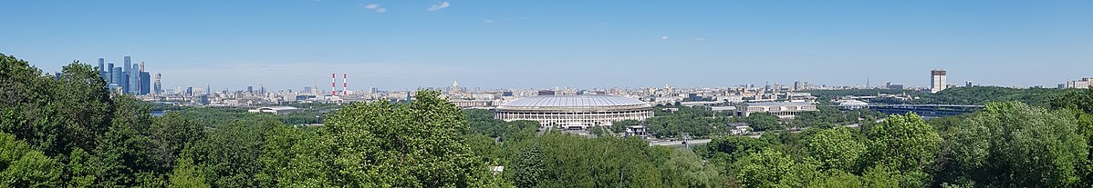 Воробьёвы мугӀруздасан Москваялъул вид, 2018 сон. КвегӀиса: Москва-Сити, Москва-гӀор, ТЭЦ-12, «Лужники» стадион, «Воробьёвы горы» метроялъул станция, Россиялъул гӀелмабазул академиялъул мина