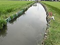 下庄地区内の水路の左右は長年に渡り、住民の手で改修が繰り返されてきた痕跡がうかがえる。 （2020年10月13日撮影）