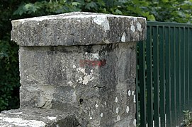 Balise du GR 65 sur le pont enjambant l'Arzubiko erreka.