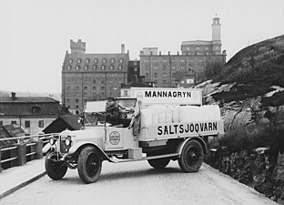 En av kvarnens lastbilar, i bakgrunden syns även den nybyggda Mannagrynskvarnen, 1929.