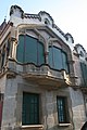 Arcs tudor a la Casa Lluvià, de Manresa, obra de l'any 1908 d'Ignasi Oms i Ponsa