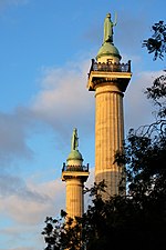 Les deux colonnes de la barrière du Trône.