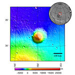 Hecates Tholus, au nord-est d'Elysium Planitia, est un tholus de 183 km de diamètre et un cratère ne dépassant pas 10 km de diamètre à 5,3 km d'altitude.