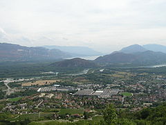 Vue depuis la route en bordure de falaise sur la plaine de Culoz et le lac du Bourget.