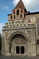 La portada sud romànica. A dalt, el campanar gòtic.