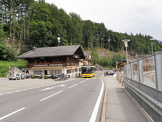 Passstrasse zwischen Hotel und Bahnhof Brünig-Hasliberg