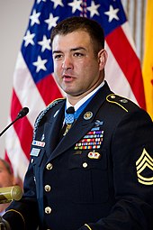 Leroy Petry, Medal of Honor, porte un Senior Parachutist Badge monté sur un patch aux couleurs de son unité de saut.