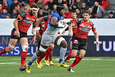 Die Engelse rugbyspeler Maro Itoje speel vir Saracens teen Oyonnax tydens die Europese beker in 2015.