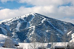 サンバレー市 サンバレー湖から見たボールド山