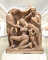 Indien: de:Nationalmuseum Neu-Delhi, Relief aus marmoriertem roten Sandstein, Darstellung einer Szene aus einem Kurtisanen-Haus mit der Protagonistin Vasantasena, aus der Zeit des Reiches von de:Kuschana, de:Mathura, Uttar Pradesh, 2. Jhdt. n. Chr.