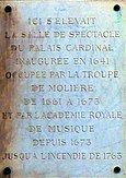 À gauche, l'incendie de l'Académie royale de musique en 1763 ; au milieu, une vue des bâtiments actuels (Palais-Royal) avec, à droite, la plaque commémorative retraçant les événements survenus en ce lieu.