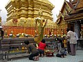 Mga Budista sa Wat Phrathat Doi Suthep, malapit sa Chiang Mai, Thailand.