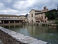 La vasca termale nella piazza di Bagno Vignoni