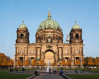 Die Berlynse Domkerk, soos gesien vanuit die Lustgarten-park, kort voor sononder.