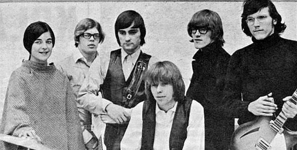 Jefferson Airplane komence de 1966. El maldekstro: Anderson, Casady, Balin, Spence, Kantner kaj Kaukonen.