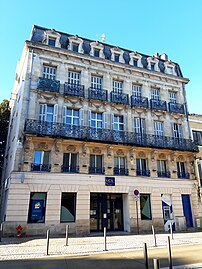 N°4, façade de l'immeuble de la banque LCL