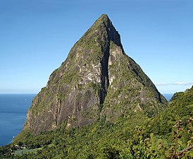 06/06: El Petit Piton, de l'àrea de les muntanyes Pitons declarada Patrimoni de la Humanitat, a Saint Lucia, estat de les Antilles