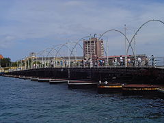 De Pontjesbrug in 2004 met daarachter het Plaza Hotel Curaçao.