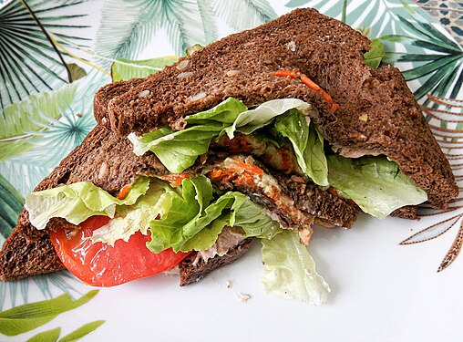 Tramezzini di pane integrale con pomodori, insalata lattuga e tonno