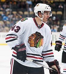 Photographie de Brandon Saad avec le maillot blanc des Blackhawks de Chicago