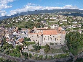 Photographie aérienne en couleur d'un château-fort, vue en plongée.