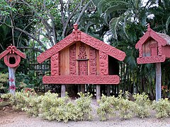 Māori pātaka storehouses