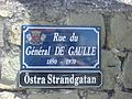 street sign with French and Swedish names (Rue de Charles de Gaulle / Östra Strandgatan)