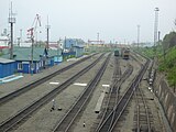 ホルムスク＝セヴェルヌイ駅構内（2012年）。左後方はサハリン西海洋港