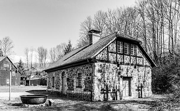 Königshütte (Bad Lauterberg) Die Königshütte in Bad Lauterberg im Harz ist eine ehemalige Hochofenanlage, Gießerei und Drahtzieherei aus der Zeit des frühen 19. Jahrhunderts. Sie war das größte kurhannoversche Eisenhüttenwerk und steht als technisches Denkmal unter Denkmalschutz.