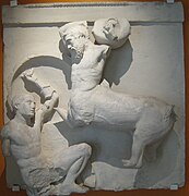 Sculpture en marbre carrée ; combat entre un homme et un centaure.