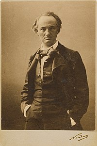 photo sépia de Baudelaire en jaquette et gilet, mains dans les poches