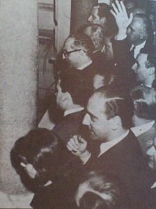 Frondizi (tercer des del fons, en primera línia) observa des del balcó de la Casa Rosada una manifestació laïcista contra l'ensenyament lliure (agost de 1958)