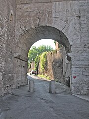 Mura serviane, Porta Celimontana (Celio, all'imbocco del Clivus Scauri