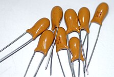 Dipped lacquered tantalum “pearl” capacitors