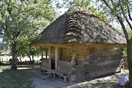 Комора у вигляді окремої господарської будівлі старого типу. (з с.Моринці Звенигородського району Черкаської області в Національному музеї народної архітектури та побуту України в м.Пирогів, поблизу Києва)