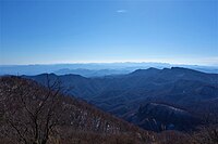 浅間隠山からの鼻曲山（右手前）