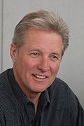 Bruce Boxleitner interprète Tucker Baynes.