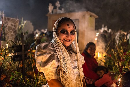 Flicka sminkad för Día de los Muertos.