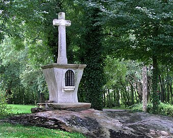 La pierre Cantin est surmontée d'une croix en pierre (1845) dédiée à saint Vital.