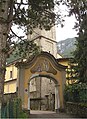 Arco d'uscita visto dall'esterno dal sentiero che porta al cimitero in riva al lago di Endine